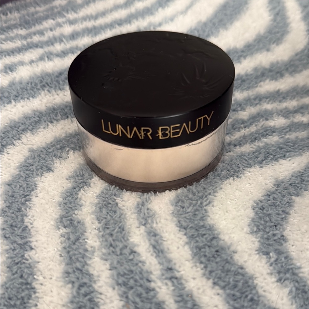 Lunar beauty setting powder